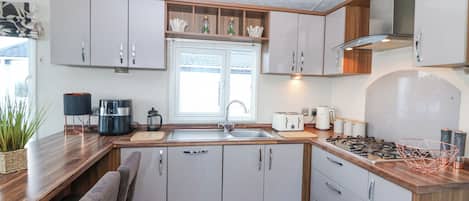Refrigerador, tetera eléctrica, tostadora y utensilios de cocina