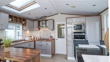 Réfrigérateur, bouilloire électrique, grille-pain