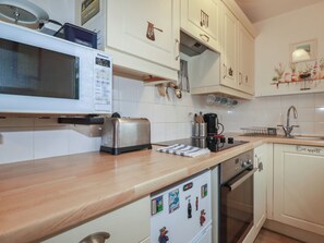 Réfrigérateur, bouilloire électrique, grille-pain