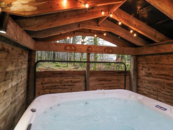 Outdoor spa tub - Butterfly (Kendal)