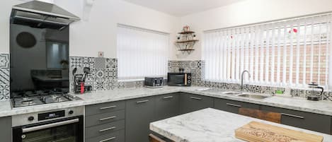 Refrigerador, lavavajillas, utensilios de cocina