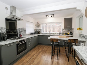 Geladeira, lava-louças, talheres/pratos/utensílios de cozinha