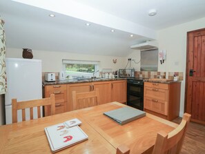 Kühlschrank, Wasserkocher, Toaster, Kochgeschirr/Geschirr/Besteck
