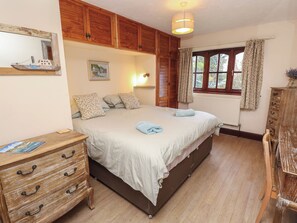 2 makuuhuonetta, yksilöllisesti sisustettu, yksilöllisesti kalustettu