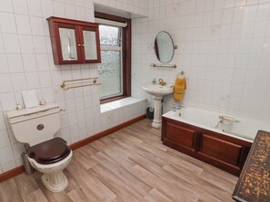 Ein Badezimmer mit Toilette, Waschbecken und Badewanne.
