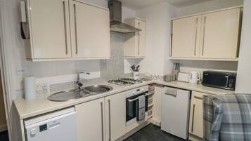 Køleskab, opvaskemaskine, elkedel, brødrister