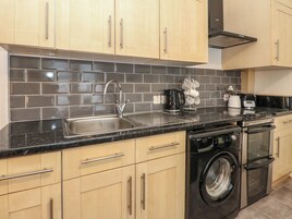 Refrigerador, tetera/pava eléctrica, tostadora, utensilios de cocina