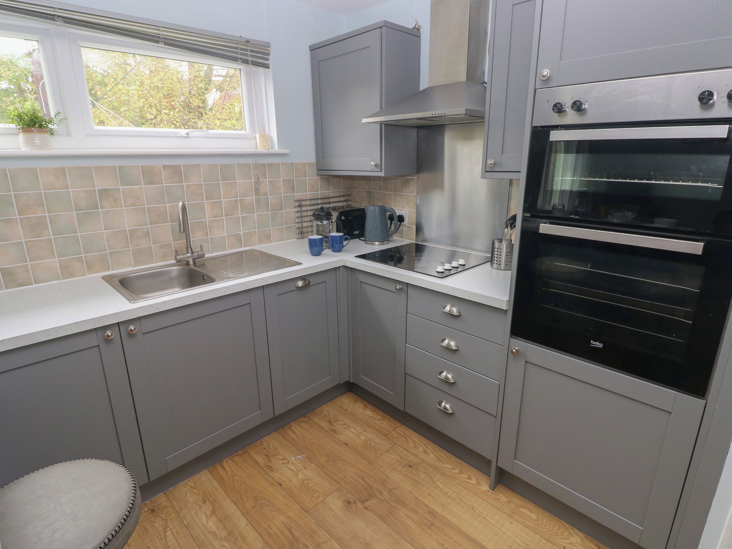 Jääkaappi, astianpesukone, vedenkeitin, leivänpaahdin