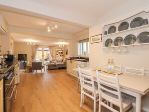 냉장고, 전기 주전자, 토스터, 조리 도구/접시/주방 기구