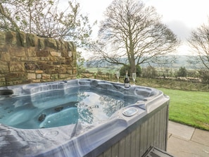 Outdoor spa tub - Durham Cottage (Bishop Auckland)
