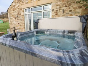 Outdoor spa tub - Durham Cottage (Bishop Auckland)