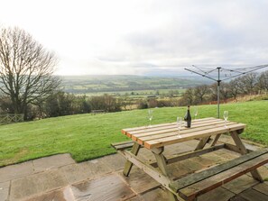 Outdoor dining - Durham Cottage (Bishop Auckland)