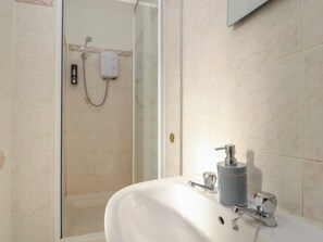 Shower - 21 Eaves Street (Blackpool)