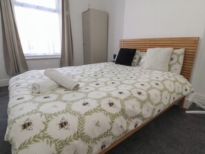 5 bedrooms, individually decorated, individually furnished, free WiFi - 21 Eaves Street (Blackpool)