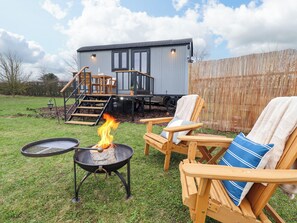 Terrace/patio - Shepherds Hut - Ash (Lincoln)