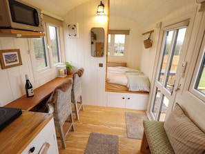 1 bedroom, individually decorated, individually furnished, free WiFi - Shepherds Hut - Ash (Lincoln)