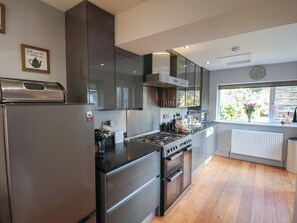 Fridge, dishwasher, electric kettle, toaster - Trackside (Whitby)