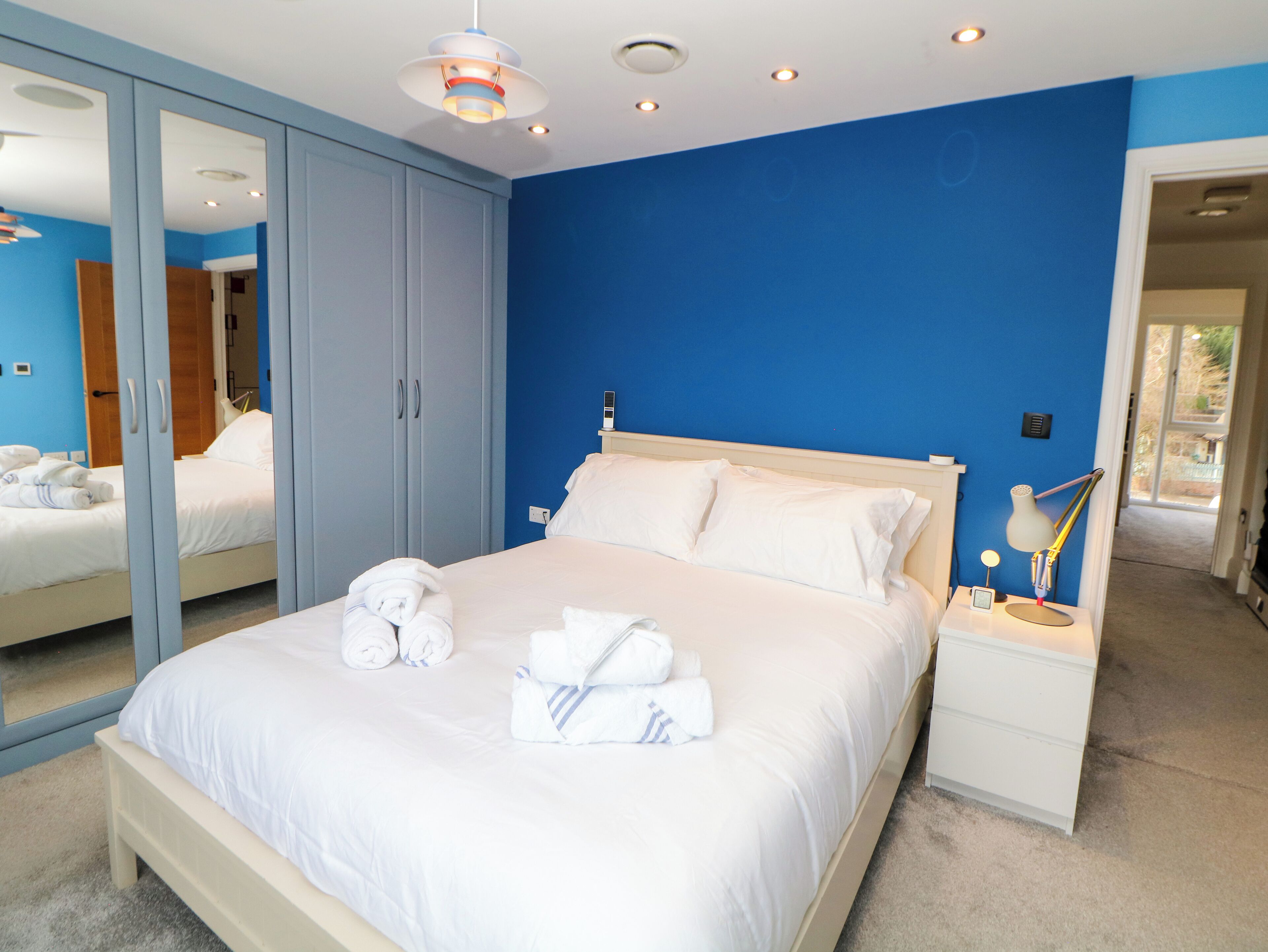 3 makuuhuonetta, yksilöllisesti sisustettu, yksilöllisesti kalustettu