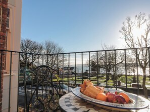 Outdoor dining - Mulgrave House (Scarborough)