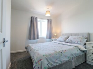 2 Schlafzimmer, individuell dekoriert, individuell eingerichtet