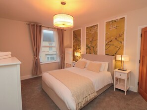 3 bedrooms, individually decorated, individually furnished, free WiFi - 29 Garnet Street (Saltburn-by-the-Sea)