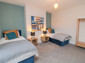 3 bedrooms, individually decorated, individually furnished, free WiFi - 29 Garnet Street (Saltburn-by-the-Sea)