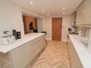 Fridge, dishwasher, electric kettle, toaster - 29 Garnet Street (Saltburn-by-the-Sea)