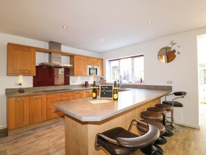 Kjøleskap, oppvaskmaskin, vannkoker og brødrister