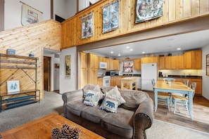 Cabane Signature, 3 chambres, bain à remous, vue montagne | Salle de séjour | TV connectée de 55 pouces avec chaßnes numériques, chaßne hi-fi