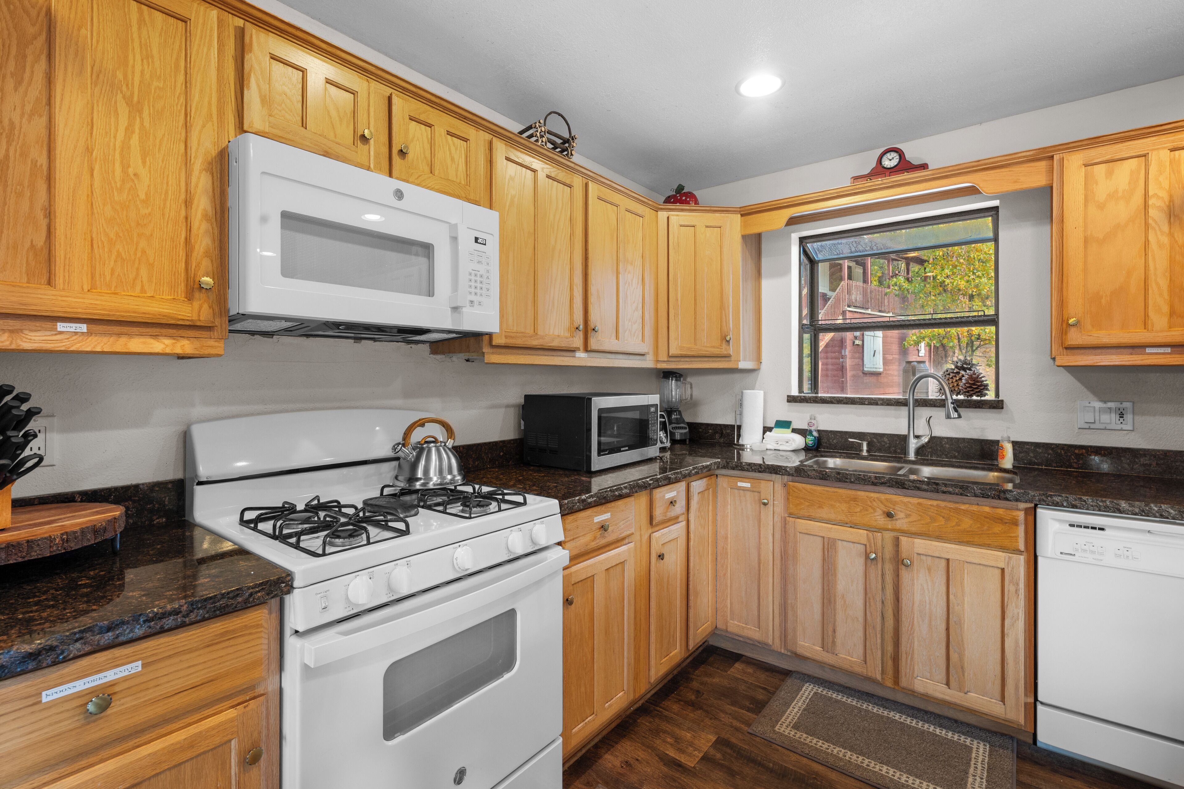 Kabin Khas, 3 kamar tidur, hot tub, pemandangan gunung | Dapur pribadi | Lemari es, microwave, oven, dan kompor