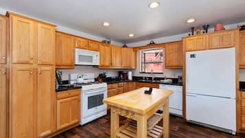 Chalet rustique Signature, 3 chambres, baignoire à remous, vue sur la montagne | Cuisine privée | Réfrigérateur, four à micro-ondes, un four, surface de cuisson