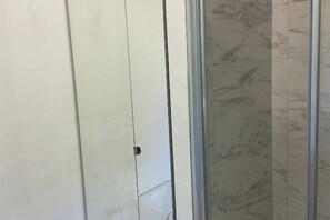 Ducha, secador de pelo, toallas y jabón