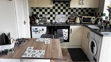 Cottage | Private kitchen | Cookware/dishes/utensils