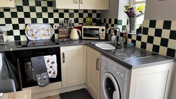 Cottage | Private kitchen | Cookware/dishes/utensils