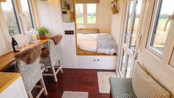 1 bedroom, individually decorated, individually furnished, free WiFi