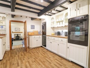 Fridge, dishwasher, electric kettle, cookware/dishes/utensils - Cherry Tree Cottage (Nottingham)