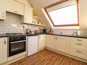 Geladeira, lava-louças, chaleira elétrica, torradeira