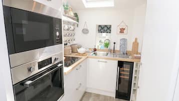 Refrigerador, tetera eléctrica, tostadora y utensilios de cocina