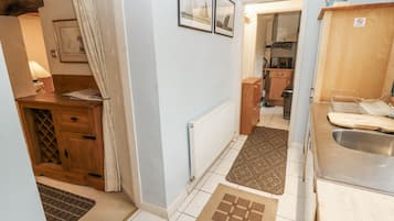 Cottage | Private kitchen | Fridge, electric kettle, toaster, cookware/dishes/utensils
