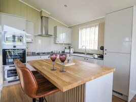 Refrigerador, lavavajillas, tetera/pava eléctrica, tostadora