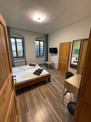 Comfort tweepersoonskamer, 1 tweepersoonsbed, niet-roken, uitzicht op de stad | Een bureau, een laptopwerkplek, een strijkplank/strijkijzer, gratis wifi