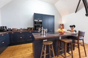 Fridge, dishwasher, electric kettle, toaster - Groves House (Portland)