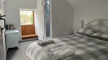 Cottage | 2 bedrooms, WiFi (free), individually decorated, individually furnished