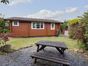Outdoor dining - Llety Clyd, No. 188 (Blaenau Ffestiniog)