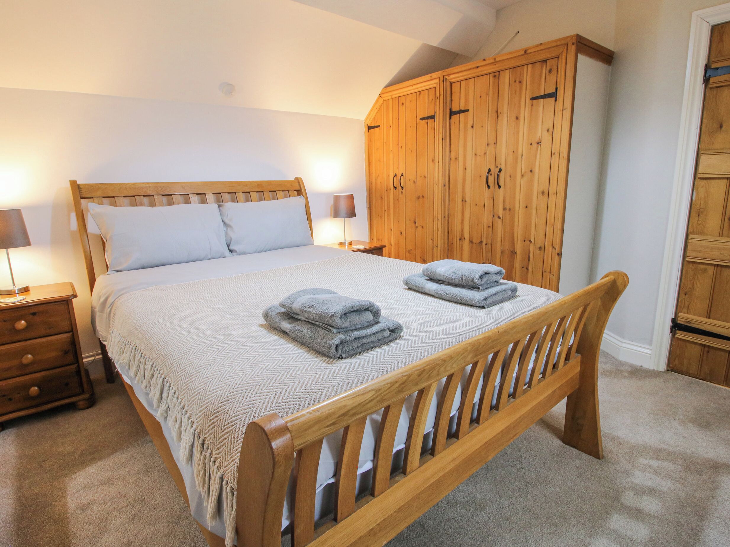 2 makuuhuonetta, yksilöllisesti sisustettu, yksilöllisesti kalustettu