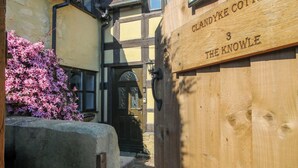 A wooden gate with a sign reading "Clandyke Cottage 3 The Knowle." - Clandyke Cottage (Ludlow)