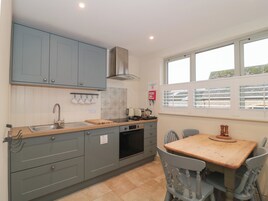 Frigorífico, hervidor eléctrico, tostadora y utensilios de cocina