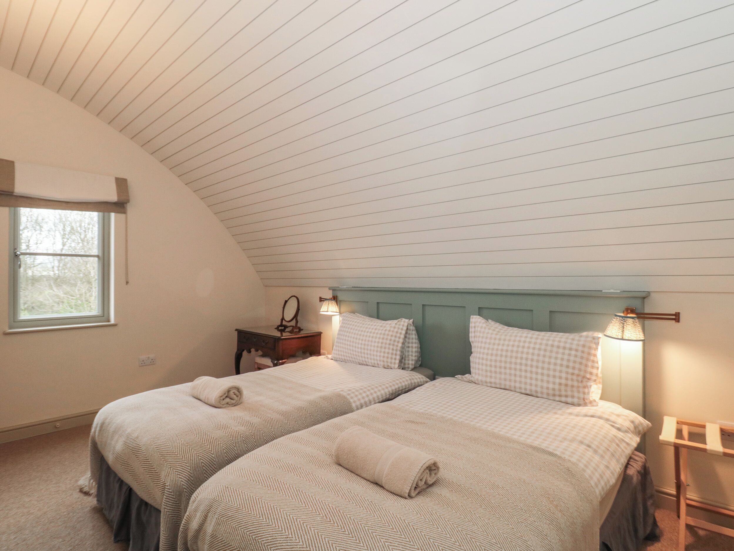 2 makuuhuonetta, yksilöllisesti sisustettu, yksilöllisesti kalustettu