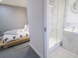 1 bedroom, individually decorated, individually furnished, free WiFi