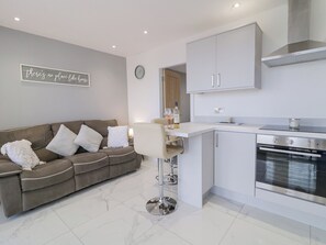 Refrigerador, lavavajillas, tetera/pava eléctrica, tostadora